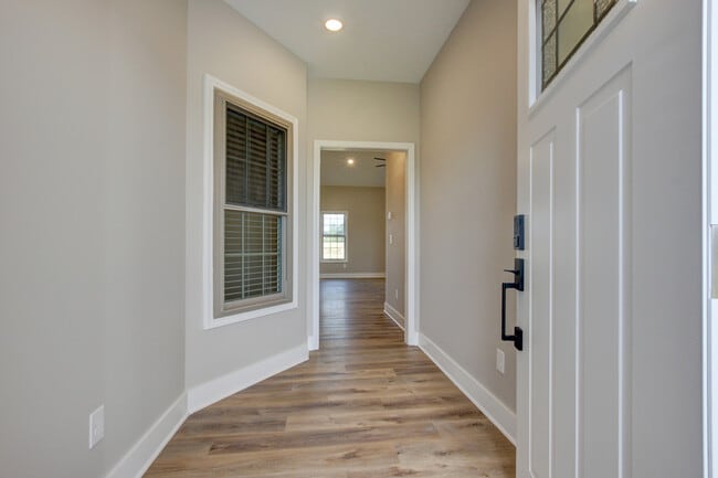 Building Photo - 102 Riverbend Dr