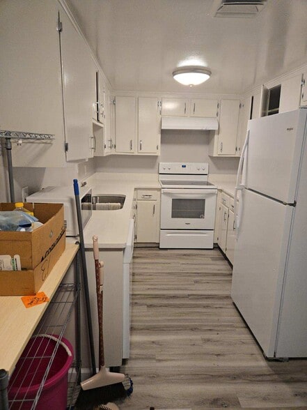 Kitchen - 2915 Bayview Blvd