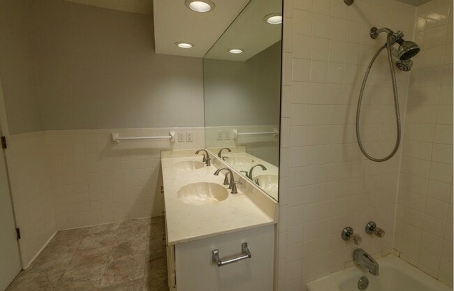 Building Photo - 1016 Grayland Dr
