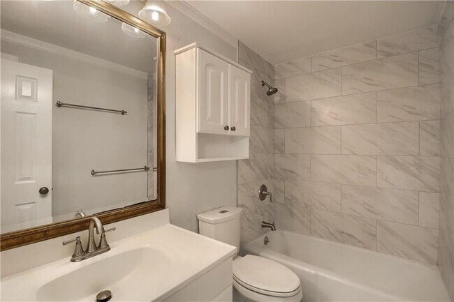 Building Photo - 1304 Summit St