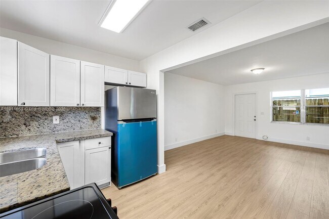 Building Photo - 2033 Dewey St