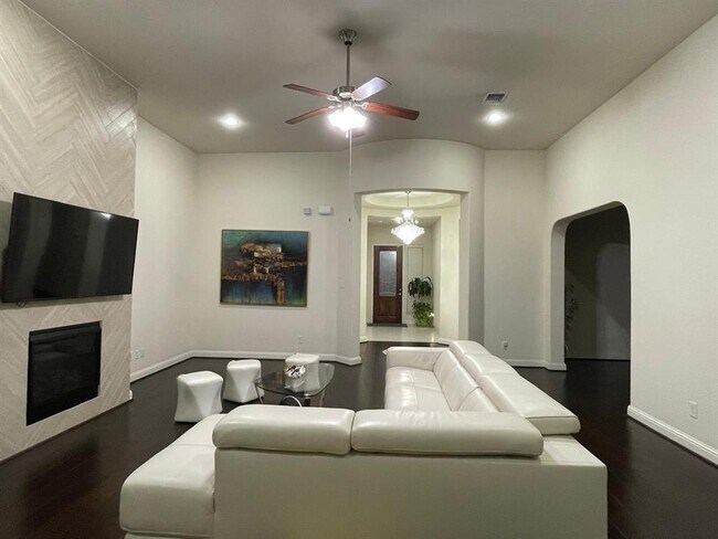 Building Photo - 3014 Paseo de Charros
