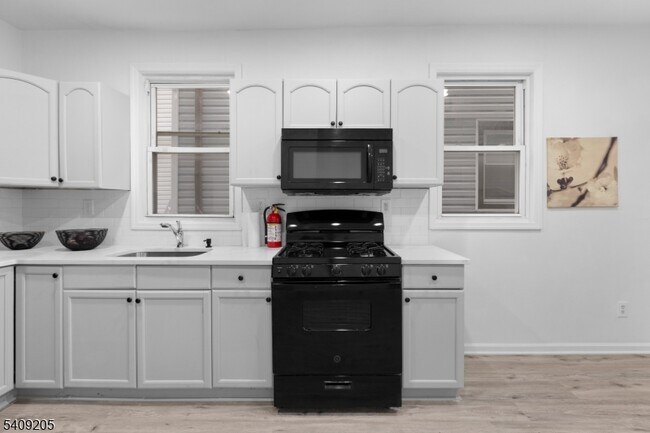 Building Photo - 223 Pine St