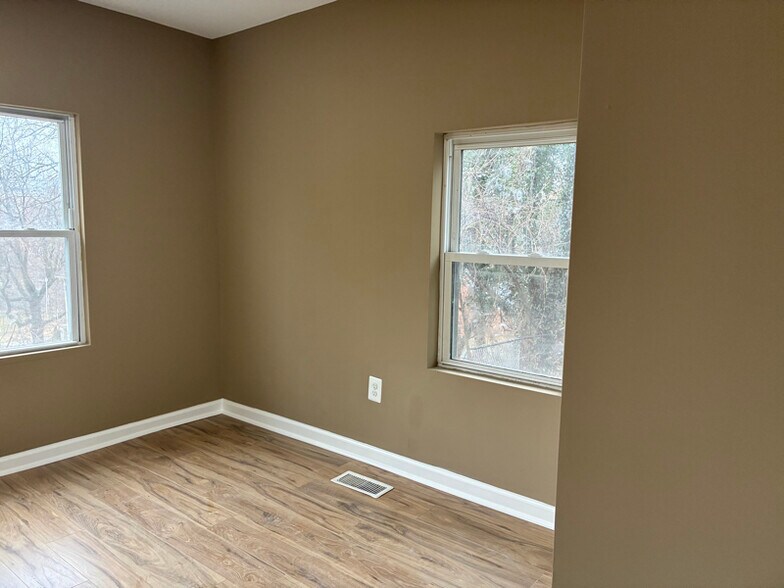 Building Photo - 574 49th Pl NE