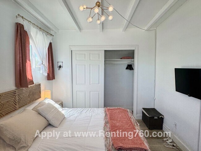 Building Photo - Cozy & Furnished 2 Bed 1 bath Home!