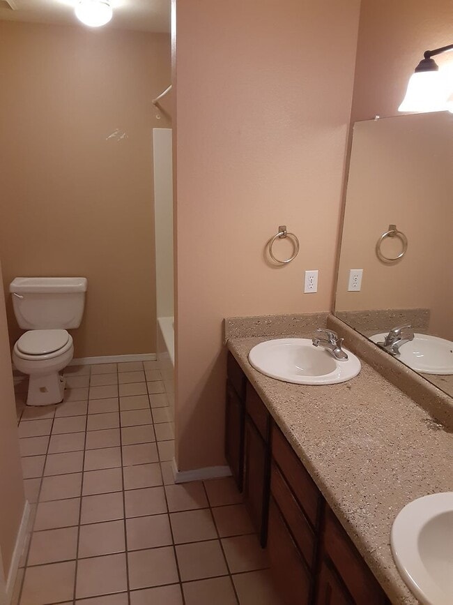 Building Photo - Great Townhouse in West Fayetteville