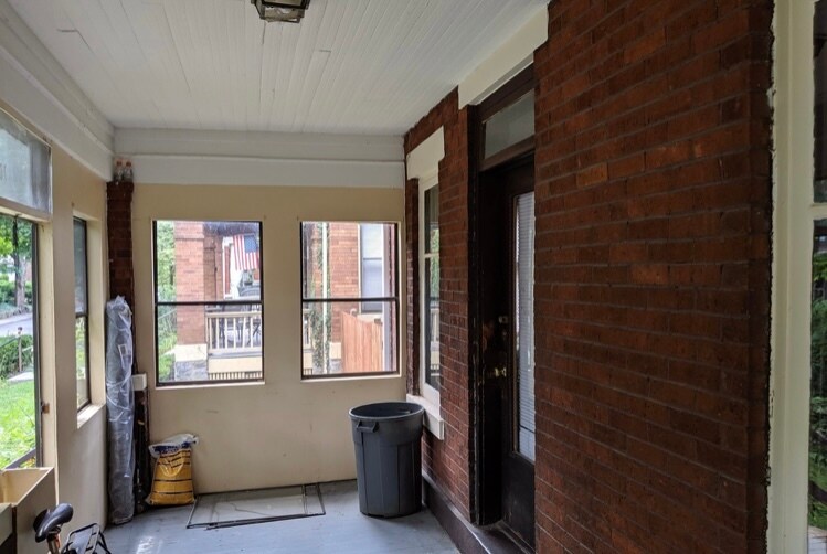 SPACIOUS & COOL SUNROOM - 70 E Northwood Ave