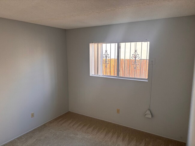 Building Photo - 3 bedrooms 2 bath single story home in Sou...