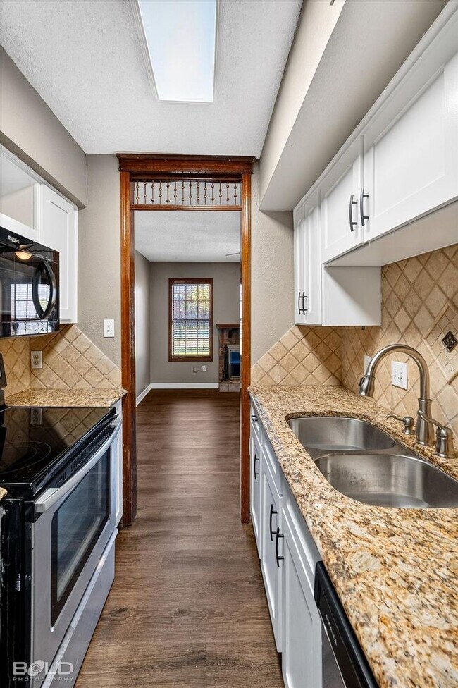 Building Photo - Harts Landing - Right next to the pool! One month half off rent!