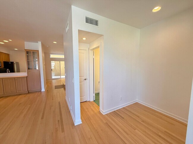 Building Photo - Beautiful 3BD/3.5BA Rowhome in Bankers Hil...