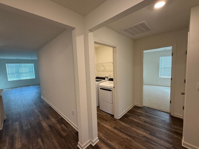 Building Photo - Caffee sub-division, very close to Mercedes plant, one level 4 Bedroom/2 Bath 1774 sqft