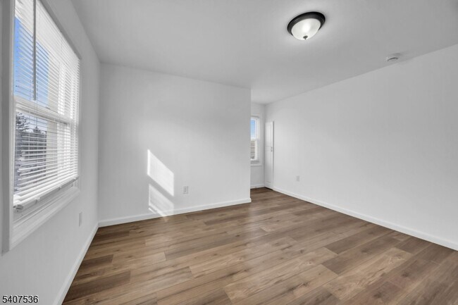 Building Photo - 724 E Scott Ave