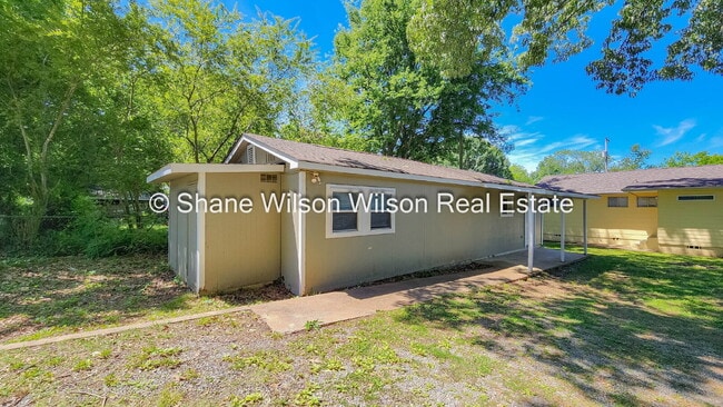 Building Photo - Charming 1-Bedroom Retreat at 804 1/2 Henderson Ave – Cozy Comfort in 700 Sq Ft.  Come schedule y...