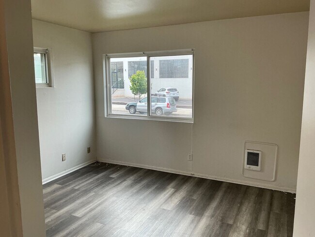 Building Photo - 1113000