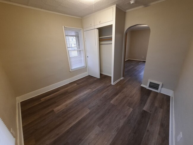 Building Photo - 3 Bedroom, 1 Bathroom Home with additional...