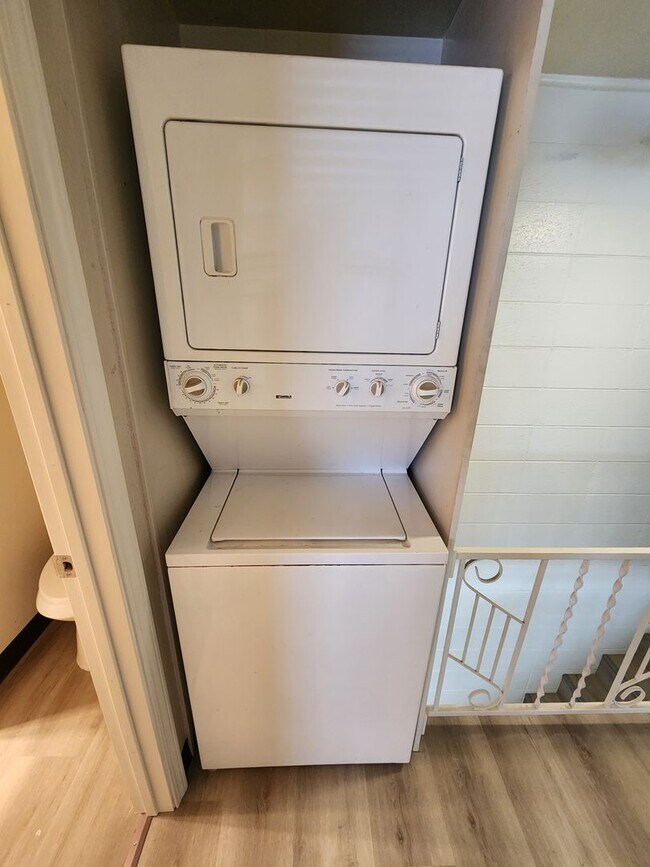 Building Photo - Remodeled 2 Bedroom Apartment