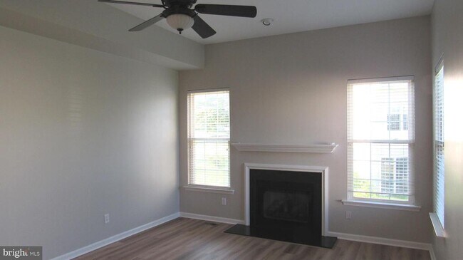 Building Photo - 1045 Fallbrook Ln