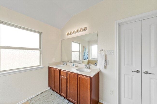 Building Photo - 1514 Greenbrier Dr