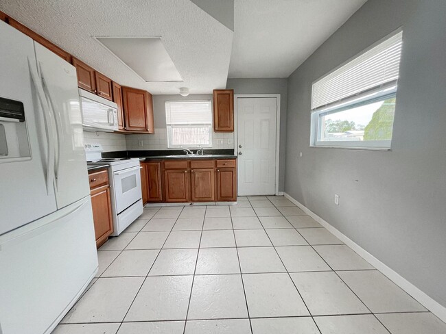 Building Photo - 2/1 Duplex AVAILABLE NOW!