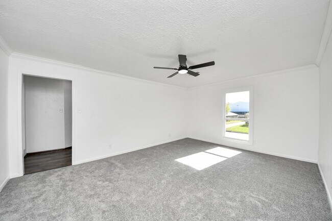 Building Photo - 616 S Rivershire Dr