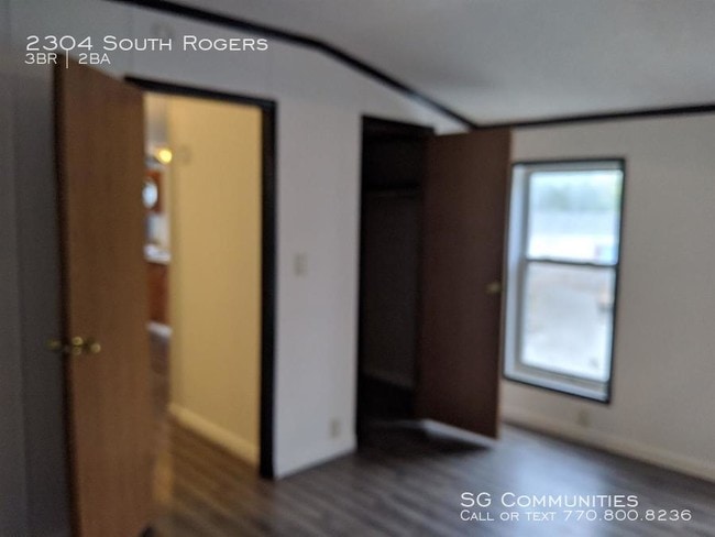 Building Photo - 2304 S Rogers St