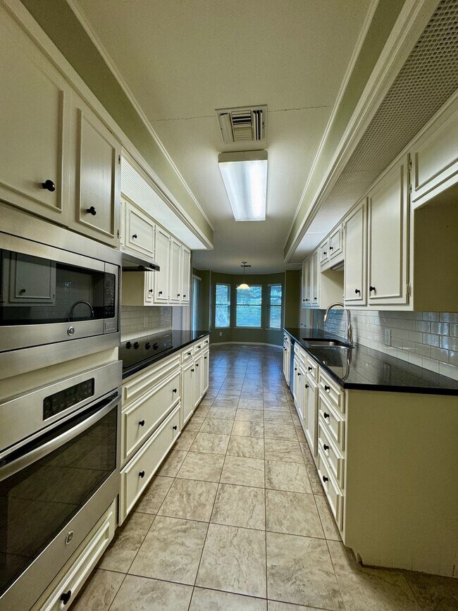 Building Photo - Single Family Home Available in Windmill Hill