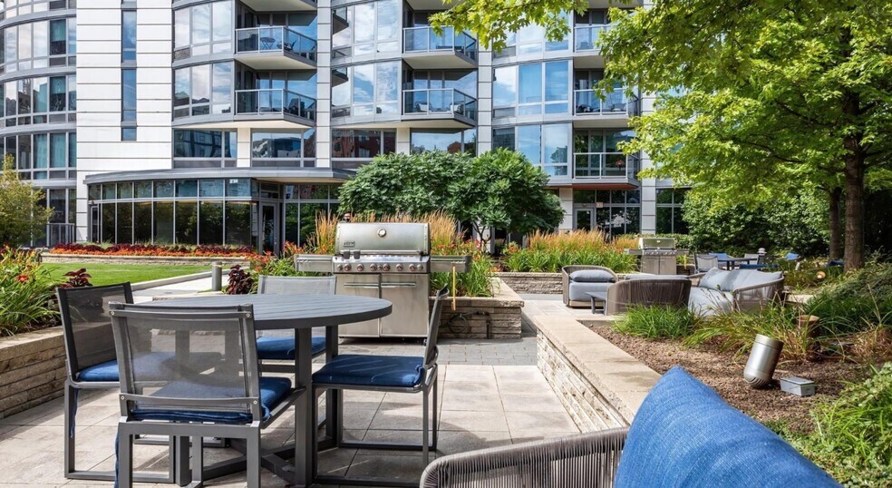 Building Photo - 354 W Hubbard St