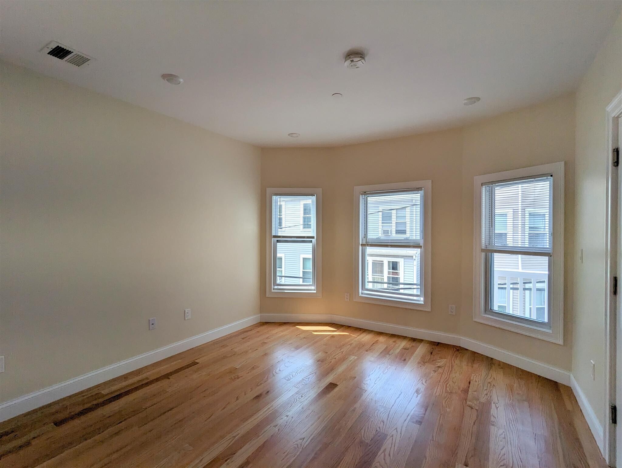 Building Photo - 2 Sacramento St