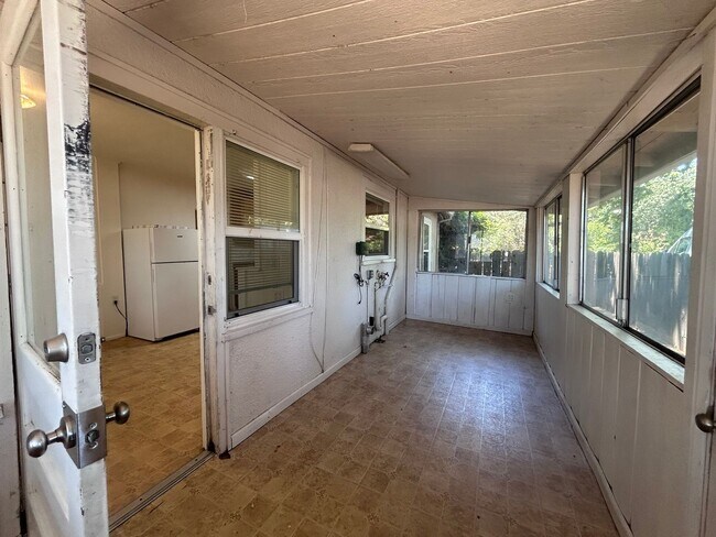 Building Photo - 3bd 1ba