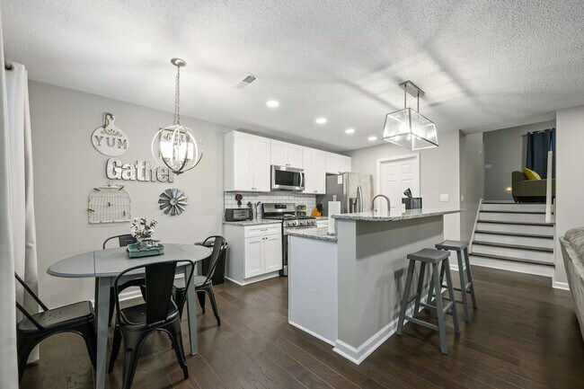 Building Photo - 10 Jill Ln