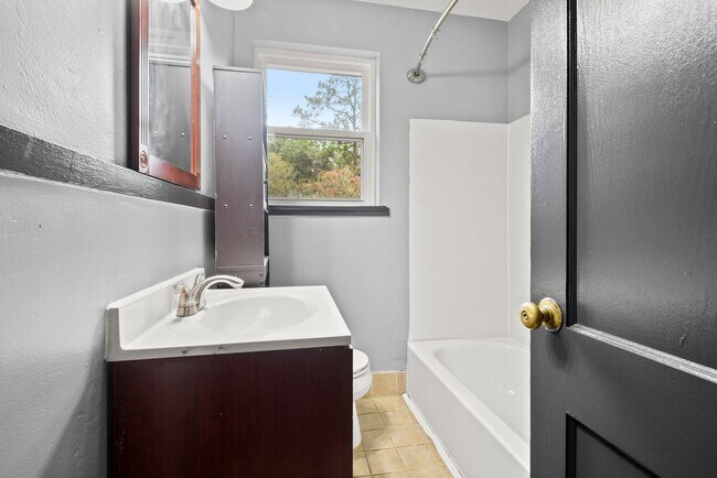 Building Photo - Renovated 2 bedroom, 1 bath Mid City condo!