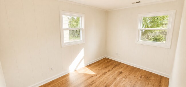 Building Photo - Two Bedroom House - Garage and Fenced in yard