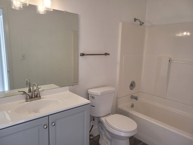 Building Photo - FOR RENT!!! CUTE AND COZY 1 BEDROOM 1 BATHROOM CONDO.- ON THE WATER...