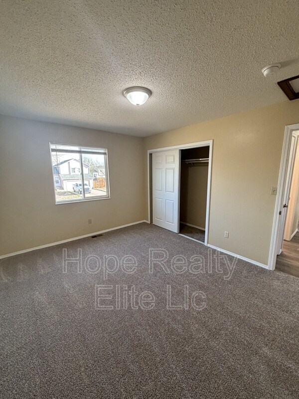 Building Photo - 902 Rancher Dr