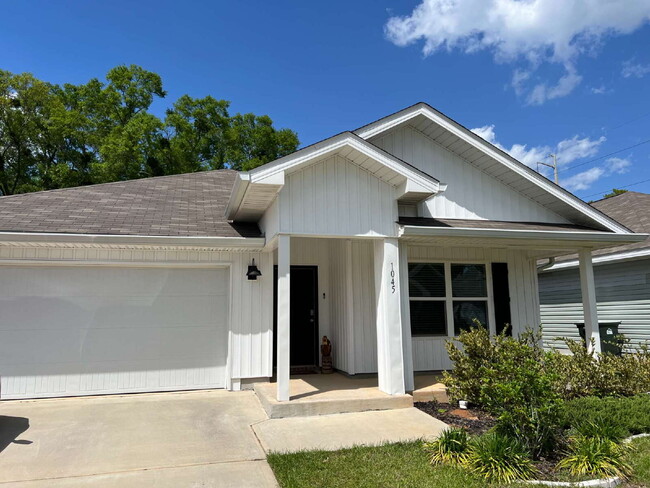 Building Photo - Spacious 4-Bedroom Rental in Quiet Pensaco...
