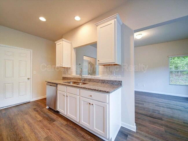 Building Photo - 916 S Battleground Ave