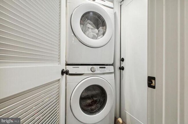 Building Photo - Available Now! Two Bed // Two Bath in Ecki...
