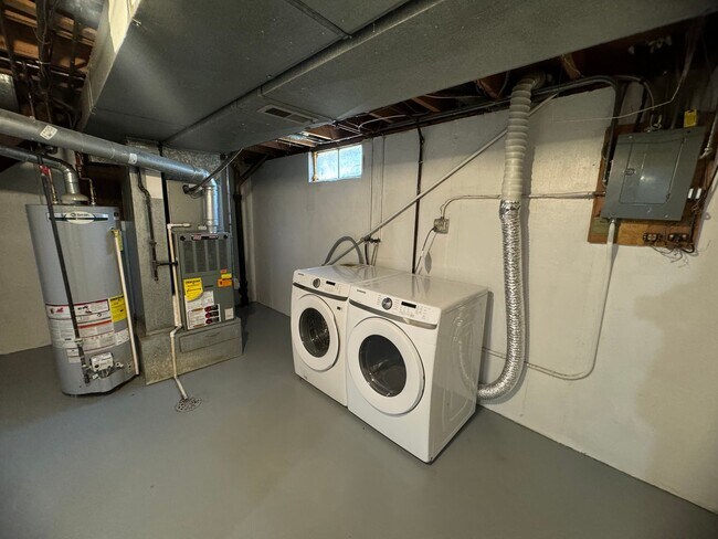 Building Photo - 3 bed 1.5 bath home in Bettendorf!