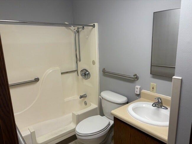 Building Photo - 904 E Milwaukee Ave