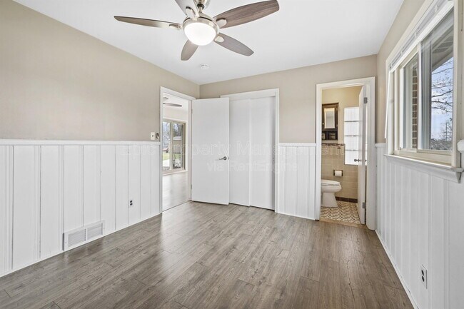 Building Photo - 24955 Lakeland St