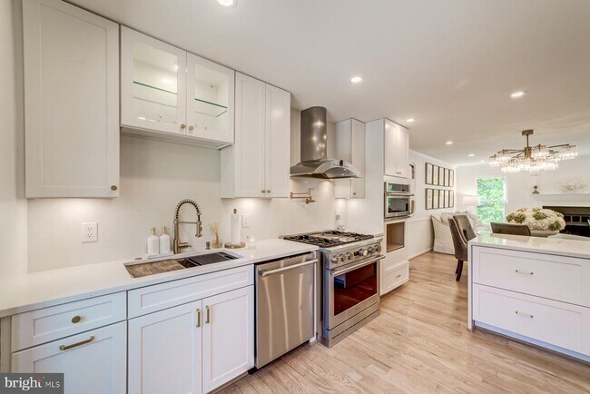 Building Photo - 8 Carriage House Cir