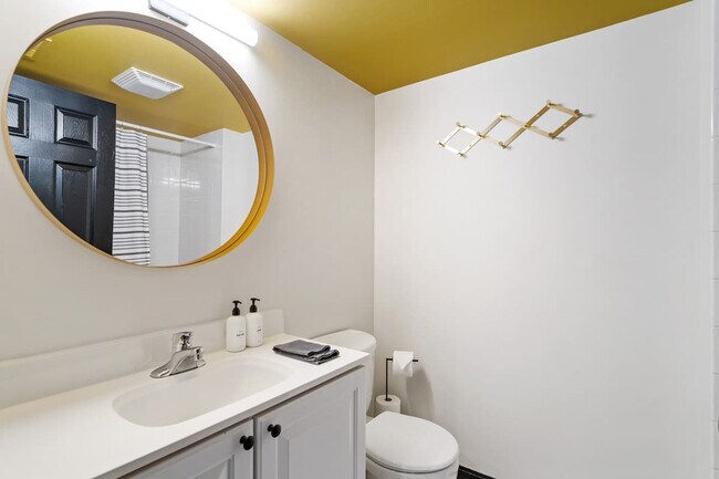 Building Photo - 1708 W Waveland Ave