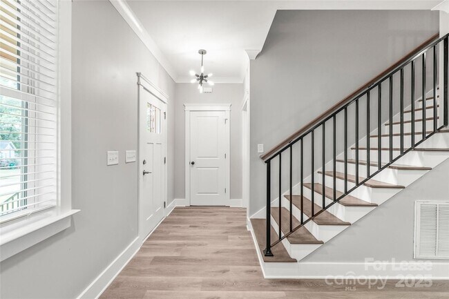 Building Photo - 712 Seldon Dr