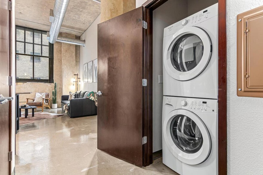 Building Photo - 301 N 7th Ave