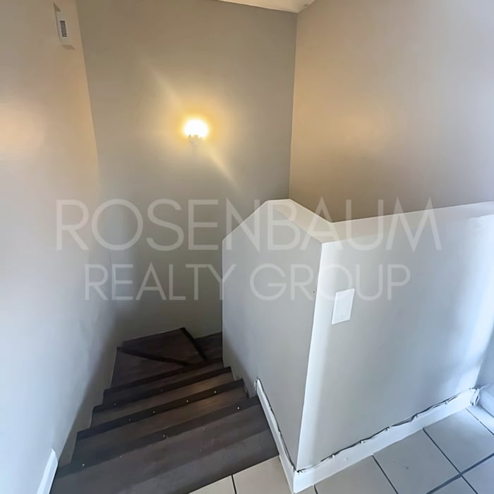 Building Photo - 713 W 1st Ave