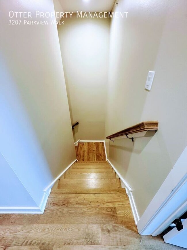 Building Photo - 3207 Parkview Walk