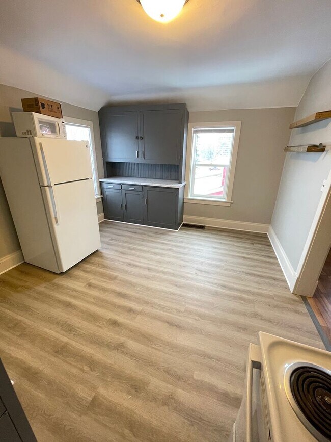 Building Photo - 606 N 60th Ave W