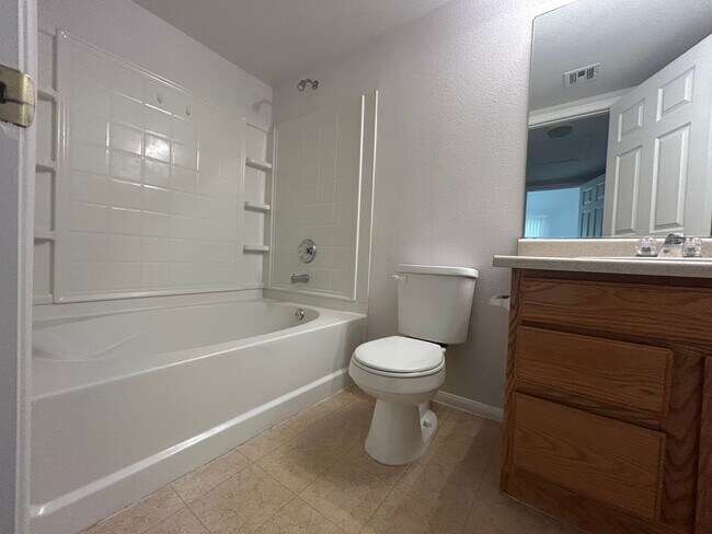 Building Photo - Beautiful Henderson Town Home
