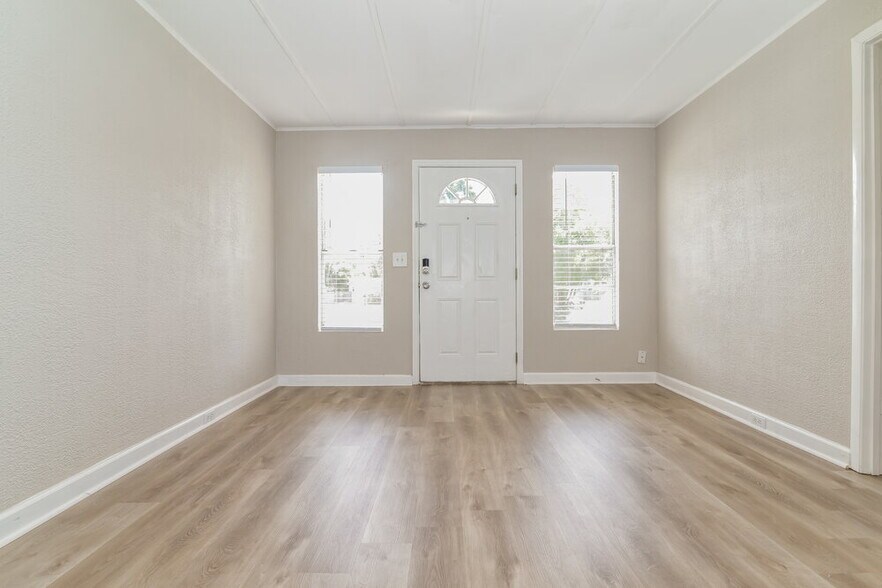 Building Photo - 542 Colonnades Cove