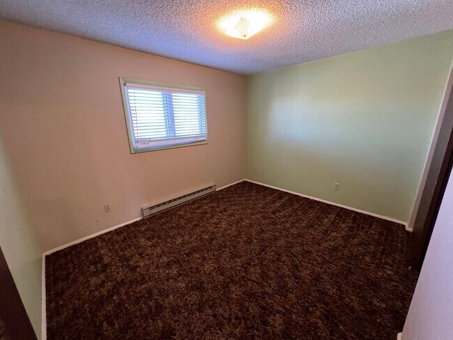 Building Photo - 3 Bedroom, 1.5 Bath Townhome W/ Attached S...